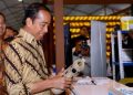 Presiden Joko Widodo meninjau pameran produk dalam negeri usai membuka acara Business Matching Produk Dalam Negeri Tahun 2023 di Istora Senayan, Jakarta, pada Rabu, 15 Maret 2023 Foto: BPMI Setpres/Rusman