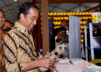 Presiden Joko Widodo meninjau pameran produk dalam negeri usai membuka acara Business Matching Produk Dalam Negeri Tahun 2023 di Istora Senayan, Jakarta, pada Rabu, 15 Maret 2023 Foto: BPMI Setpres/Rusman