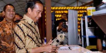 Presiden Joko Widodo meninjau pameran produk dalam negeri usai membuka acara Business Matching Produk Dalam Negeri Tahun 2023 di Istora Senayan, Jakarta, pada Rabu, 15 Maret 2023 Foto: BPMI Setpres/Rusman