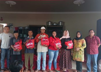 Sri Rahayu memberikan tali asih paket sembako pada pengurus anak ranting di Kecamatan Wlingi, foto: Dani ES/detak.media