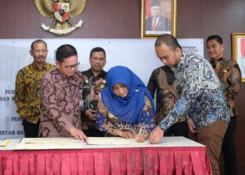 Wali Kota Tanjungpinang, Rahma saat menandatangani kerjasama pendanaan Pilkada serentak, foto: doc.prokompim/detak.media