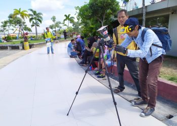 Seorang fotografer saat memotret Gerhana Matahari di Tanjungpinang tahun 2019, foto: ist