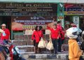 Kegiatan pembagian takjil warga Tionghoa di perempatan Jalan Mastrip Kota Blitar, foto: Dani ES/detak.media