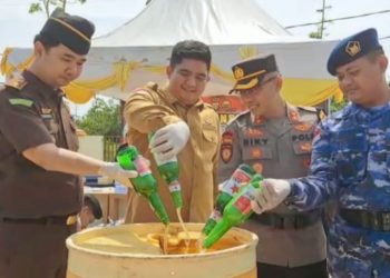 Ket foto: Kapolres Bintan AKBP Ricky Ismoyo, Bupati Bintan Roby Kurniawan, SPWK dan FKPD tuang miras kedalam drum