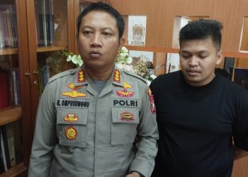 Kombes Ompusunggu didampingi Kanit Tipiter Satreskrim, Ipda Wira Pratama, foto: Mael/detak.media