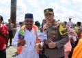 Wakapolresta Tanjungpinang, AKBP Arief saat Membagikan Tiket Gratis di Pelabuhan Penyengat, foto: ist