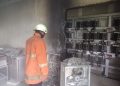 Petugas DPKP Tanjungpinang usai Berhasil Memadamkan Api di Panel Listrik Cafe Arywas, foto: ist