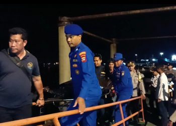 Petugas Kepolisian saat Menjemput Jenazah Korban di Pelantar I Tanjungpinang, foto: Mael/detak.medi