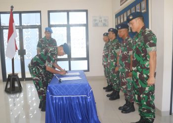 Penandatanganan berkas oleh Danlanud RSA, Kolonel Pnb Jajang Setiawan, saat serah terima jabatan (foto : ist)