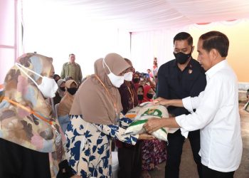 Presiden Jokowi secara resmi meluncurkan kegiatan penyaluran cadangan beras pemerintah untuk bantuan pangan tahun 2023, di Perum Bulog Pusat Distribusi Ngabeyan, Kabupaten Sukoharjo, Jawa Tengah, Senin (10/04/2023). (Foto: BPMI Setpres/Kris)