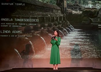 Wamenparekraf Angela Tanoesoedibjo mengapresiasi Quantum Temple yang merilis koleksi NFT "Paths to Alango" menghadirkan ragam aspek unik dari warisan budaya Bali di masing-masing koleksi, Saat peluncuran koleksi NFT "Paths to Alango" dilakukan pada 21 Maret 2023 di L'Atelier des Lumières Paris, Prancis, foto: kemenparekraf.go.id