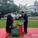 Presiden Joko Widodo melakukan penanaman pohon bersama Presiden Republik Islam Iran Seyyed Ebrahim Raisi di Istana Kepresidenan Bogor, Jawa Barat, Selasa (23/2/2023). ANTARA/Mentari Dwi Gayati/aa.