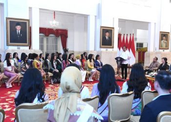 Presiden Jokowi saat menerima para finalis ajang Puteri Indonesia tahun 2023 di Istana Negara, Jakarta, pada Senin (22/05/2023). (Foto: BPMI Setpres/Kris)