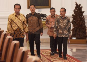 Presiden Jokowi bersama sejumlah menteri memasuki ruang ratas, Kamis (27/04/2023), di Istana Merdeka, Jakarta. (Foto: Humas Setkab/Rahmat)