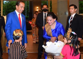 Presiden Jokowi beserta Ibu Iriana Jokowi saat tiba di hotel tempatnya bermalam di Hiroshima, Jepang, pada Jumat (19/05/2023) disambut putra-putri Indonesia yang berpakaian nasional dan memberikan bunga. (Foto: BPMI Setpres/Rusman)