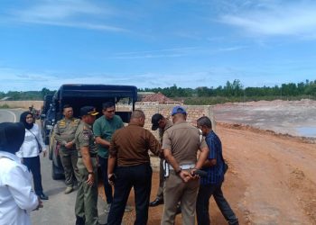 Petugas Satpol PP saat Mendatangi Lokasi Penimbunan Mangrove yang Dilakukan PT D'Greend Tanjungpinang, foto: detak.media