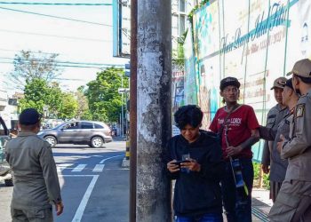 Satpol PP menangkap anak punk yang mengemis di Simpang 4 Kawi, Kota Blitar, foto:  Dani ES/detak.media