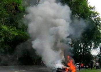 Mobil Suzuki Baleno Warna Merah saat Terbakar di Jalan Ahmad Yani Tanjungpinang, foto: ist