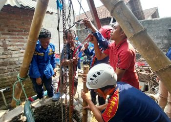 Tim Damkar Kabupaten Blitar saat evakuasi pengeluaran sapi yang terperosok ke sumur, foto: Dani ES/detak.media