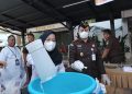 Kajari Tanjungpinang saat Memusnahkan Narkoba Jenis Sabu dengan cara Diblender, foto: Mael/detak.media
