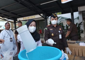 Kajari Tanjungpinang saat Memusnahkan Narkoba Jenis Sabu dengan cara Diblender, foto: Mael/detak.media