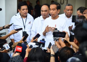 Presiden Joko Widodo menyampaikan keterangannya kepada awak media setelah menghadiri acara Musyawarah Rakyat (Musra) di Istora Senayan, Jakarta, pada Minggu, 14 Mei 2023. Foto: BPMI Setpres/Rusman