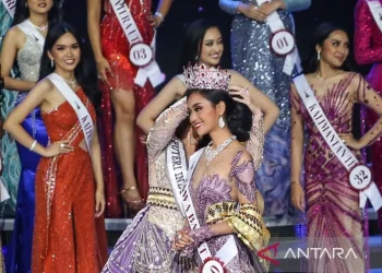 Puteri Indonesia 2022 Laksmi Shari De Neefe Suardana memakaikan mahkota kepada Puteri Indonesia 2023 terpilih Farhana Nariswari Wisandana (depan) pada Malam Puncak Grand Final Pemilihan Puteri Indonesia 2023 di Plenary Hall Jakarta Convention Center (JCC) Senayan, Jakarta, Jumat (19/5/2023). ANTARA FOTO/Asprilla Dwi Adha/aww.