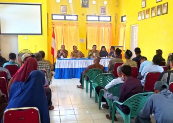 Ini Pertemuan masyarakat desa Cemaga di kantor camat Bunguran Selatan, foto: Zaki/detak.media