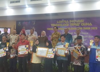 Pemenang lomba Teknologi Tepat Guna (TTG) Provinsi Kepulauan Riau (Kepri) saat foto bersama, foto: ist/doc.dpmddukcapil/detak.media