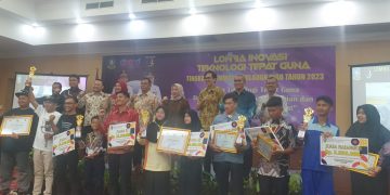 Pemenang lomba Teknologi Tepat Guna (TTG) Provinsi Kepulauan Riau (Kepri) saat foto bersama, foto: ist/doc.dpmddukcapil/detak.media