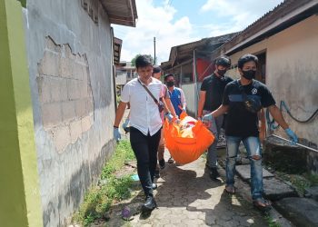 Jasad Korban saat Dievakuasi oleh Tim Inavis Satreskrim Polresta Tanjungpinang, foto: Mael/detak.media