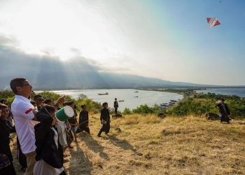 Menparekraf Sandiaga Uno bermain layang-layang bersama masyarakat sambil menikmati keindahan Bukit Kayangan di Desa Wisata Labuhan Lombok yang masuk ke dalam 75 besar Anugerah Desa Wisata Indonesia (ADWI) 2023, Lombok Timur, Rabu (17/5/2023), foto: kemenparekraf.go.id