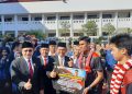 Ramadhan Sananta dan Tengku Muhammad Septiadi Ardiansyah usai Menerima Hadiah dari Gubernur Kepri, foto: Mael/detak.media
