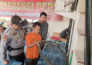 Pelaku Beni saat Dihadirkan dalam Konferensi Pers di Mapolsek Tanjungpinang Kota, foto: Mael/detak.media