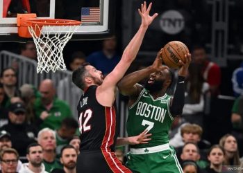 Pebasket Boston Celtics Jaylen Brown (kanan) beruapay memasukkan bola ke jaring lawan dan dihadang pebasket Miami Heat Kevin Love (kiri) dalam laga lanjutan gim kelima babak Playoff NBA 2023 wilayah Timur, di TD Garden Boston, Massachusetts, Amerika Serikat, Kamis (25/5/2023). Boston Celtics menang atas Miami Heat 110 -97​​​​​​​ sehingga untuk sementara Heat masih unggul 3-2 atas Celtics. ANTARA FOTO/Reuters- Winslow Townson​​​​​​​-USA TODAY Sports/hp