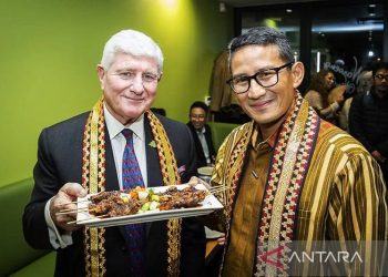 Menteri Pariwisata dan Ekonomi Kreatif Sandiaga Salahuddin Uno (kanan) dalam acara IndoStar. ANTARA/HO-Kemenparekraf/am