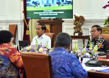 Presiden Jokowi memimpin ratas mengenai optimalisasi kebijakan perdagangan karbon, Kamis (03/05/2023), di Jakarta. (Foto: Humas Setkab/Agung)