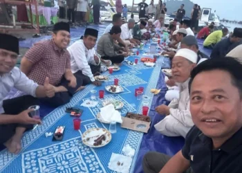 Tampak dari depan Tokoh Pengusaha Sedanau Nato, saat buka puasa bersama yang dihadiri oleh Ketua Komisi II DPRD Natuna Marzuki (baju coklat)