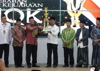 Penyerahan trofi pemenang MQK Ke-7 Provinsi Jatim, foto: ist/kemenag