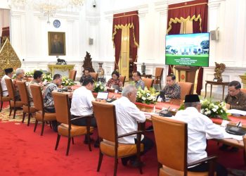 Presiden Jokowi memimpin ratas mengenai penataan Candi Borobudur, di Istana Merdeka, Jakarta, Selasa (13/06/2023). (Foto: Humas Setkab/Agung)