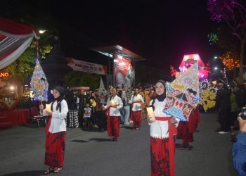 Para pelajar mengikuti pawai lampion diselenggarakan Pemerintah Kota Blitar dalam peringatan malam 1 Juni, foto: Dani ES/detak.media