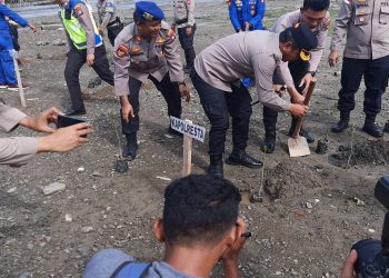 Kapolresta Tanjungpinang saat Menanam 500 Pohon Mangrove di Pesisir Rimba Jaya, foto: Mael/detak.media