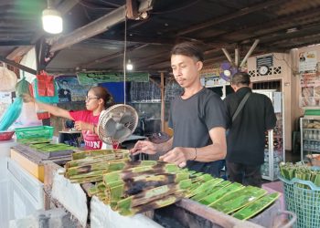 Roman Pedagang Otak-otak di Kampung Sei Enam Kabupaten Bintan, foto: Mael/Detak.media