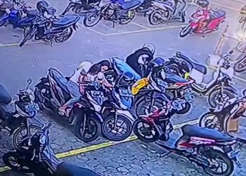 Hasil Screenshot Rekaman CCTV Aksi Wanita Curi Handphone di Parkiran Swalayan Sumber Rezeki, foto: ist