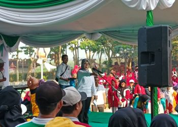 Bupati Blitar Rini Syarifah saat ajak lansia ikuti lomba kuis berhadiah, foto: Dani ES/detak.media