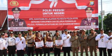 Kombes Ompusunggu dan Endang Abdullah saat Foto Bersama dengan Juara Satkamling Tanjungpinang, foto: Mael/detak.media