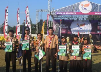 Kepala Dispora Kabupaten Blitar bersama siswa pemenang lomba di ABSF III, foto: Dani ES/detak.media