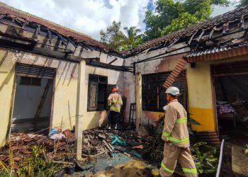 Caption: Tim Damkar Kabupaten Blitar saat sisir rumah memastikan api benar-benar padam, foto: Dani ES/detak media