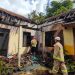 Caption: Tim Damkar Kabupaten Blitar saat sisir rumah memastikan api benar-benar padam, foto: Dani ES/detak media