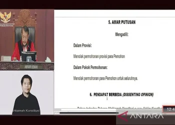 Tangkapan layar - Ketua Mahkamah Konstitusi Anwar Usman (atas kiri) dalam sidang pengucapan putusan yang disiarkan di kanal YouTube Mahkamah Konstitusi RI, dipantau dari Jakarta, Kamis (15/6/2023). ANTARA/Putu Indah Savitri/pri.